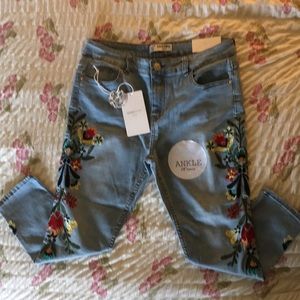 NWT Sandpiper Floral Embroidered 14P Jeans